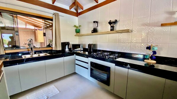 冷蔵庫、電子レンジ、オーブン、コンロ