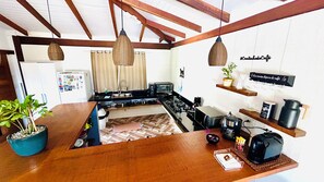 Geladeira, micro-ondas, fogão, cooktop