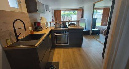 Ă louer â Studio 40 mÂČ avec mezzanine, jardin privĂ©, clim et services inclus