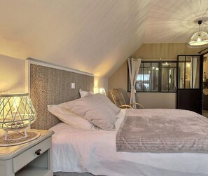 4 bedrooms, iron/ironing board, free WiFi, bed sheets