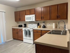 Microwave, oven, stovetop, dishwasher - Charming 4BR Getaway with 130” Theater, WiFi & AC in San Antonio (San Antonio)