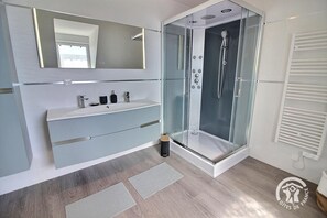 Een douche, een haardroger, handdoeken