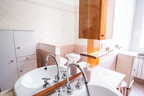 Sèche-cheveux, bidet, serviettes fournies, savon