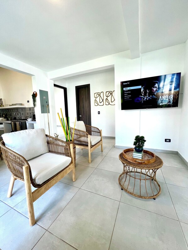 Vila família, 4 quartos, piscina particular, vista parcial para o oceano | Área de estar | TV de tela plana 80 polegadas com canais digitais, Netflix