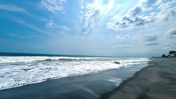 Villa familiar, 4 habitaciones, alberca privada, vista parcial al océano | 4 habitaciones, caja de seguridad en la habitación y cortinas blackout