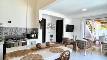 Villa familiar, 4 habitaciones, alberca privada, vista parcial al océano | 4 habitaciones, caja de seguridad en la habitación y cortinas blackout