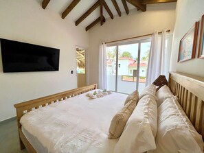 Villa familiar, 4 habitaciones, alberca privada, vista parcial al océano | 4 habitaciones, caja de seguridad en la habitación y cortinas blackout 