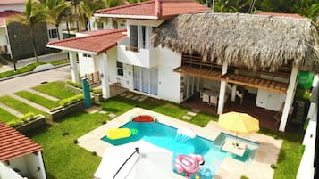 Vil·la familiar, 4 dormitoris, piscina privada, vistes parcials a l'oceà | Façana frontal de l'allotjament