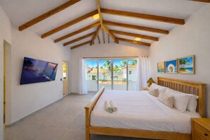 4 bedrooms, in-room safe, blackout curtains, iron/ironing board - Oceanfront Villa in Amatecampo Beach (San Luis Talpa)