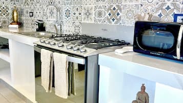 Familienvilla, 4 Schlafzimmer, eigener Pool, eingeschränkter Meerblick | Eigene Küche | Großer Kühlschrank, Mikrowelle, Ofen, Herdplatte
