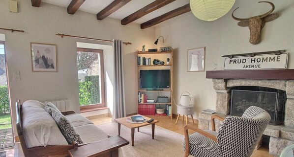 TV, books - La Ferme rouge, Le Pin (PLUVIGNER)