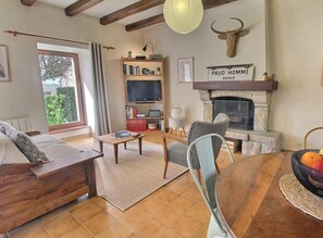 TV, books - La Ferme rouge, Le Pin (PLUVIGNER)