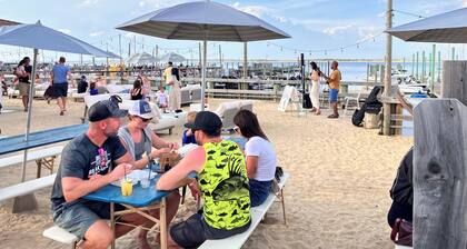 Charming 2-bedroom house in quaint Highlands with AC, WiFi