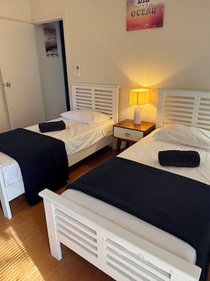 3 habitaciones, tabla de planchar con plancha, wifi y ropa de cama