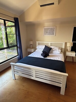 3 habitaciones, tabla de planchar con plancha, wifi y ropa de cama 