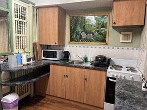 Private kitchen -  3-bed guest house (Caloundra)