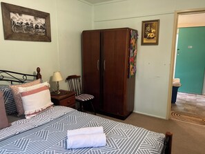 1 bedroom, iron/ironing board, WiFi, bed sheets -  3-bed guest house (Caloundra)