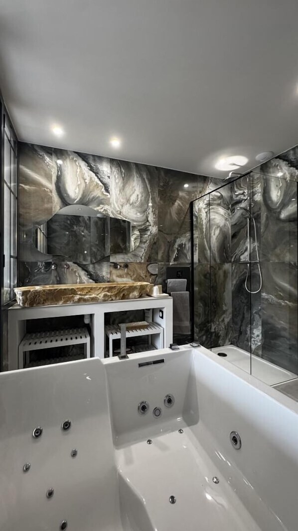 Shower, hair dryer, towels