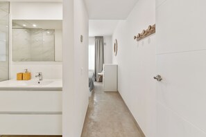 Douche, sèche-cheveux, serviettes fournies