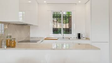 Køleskab, mikrobølgeovn, ovn, kogeplade