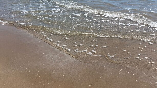 A beach with clear water, a sandy shore, and a distant landmass. - Apartment 'Gran Playa Dreams' with Sea View, Wi-Fi and Air Conditioning (Santa Pola)