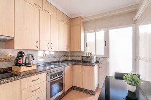 Kühlschrank, Mikrowelle, Ofen, Herdplatte