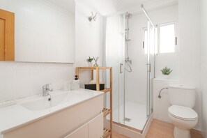 Dusche, Haartrockner, Handtücher