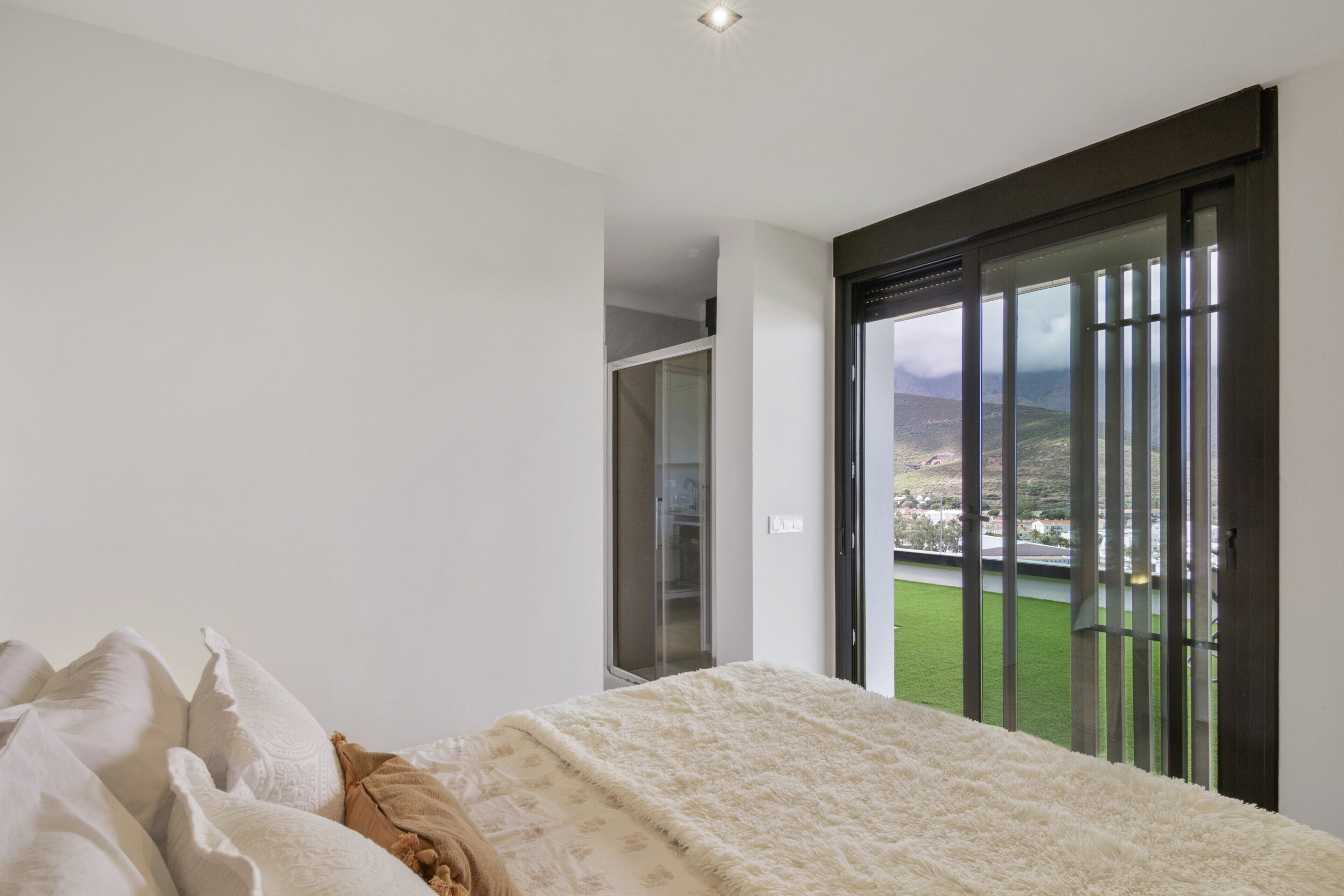 1 habitación, tabla de planchar con plancha, wifi gratis y ropa de cama 