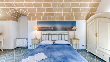 1 bedroom, bed sheets