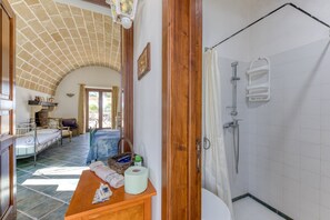 Douche, sèche-cheveux, serviettes fournies