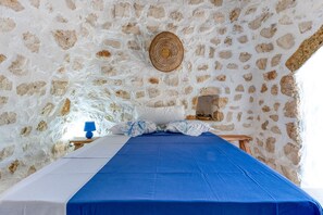 1 bedroom, bed sheets