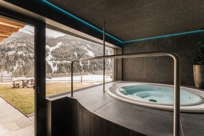 Indoor spa tub