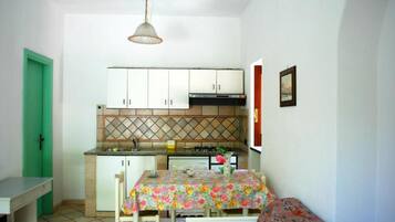 Fridge, stovetop, coffee/tea maker, cookware/dishes/utensils
