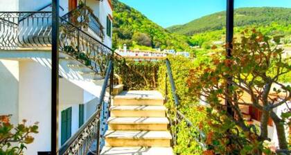 Apartment 'Vista Golfo' with Sea View, Private Terrace and Wi-Fi