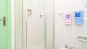 Een douche, een haardroger, handdoeken