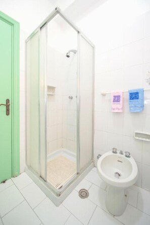 Shower, hair dryer, towels - Apartment 'Vista Castello' with Sea View, Private Terrace and Wi-Fi (Ischia)