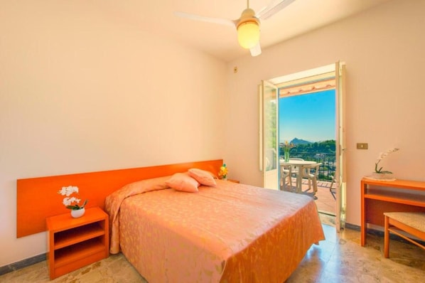 1 chambre, fer et planche à repasser, accès au Wi-Fi (inclus)