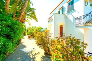 Property grounds - Apartment 'Vista Castello' with Sea View, Private Terrace and Wi-Fi (Ischia)