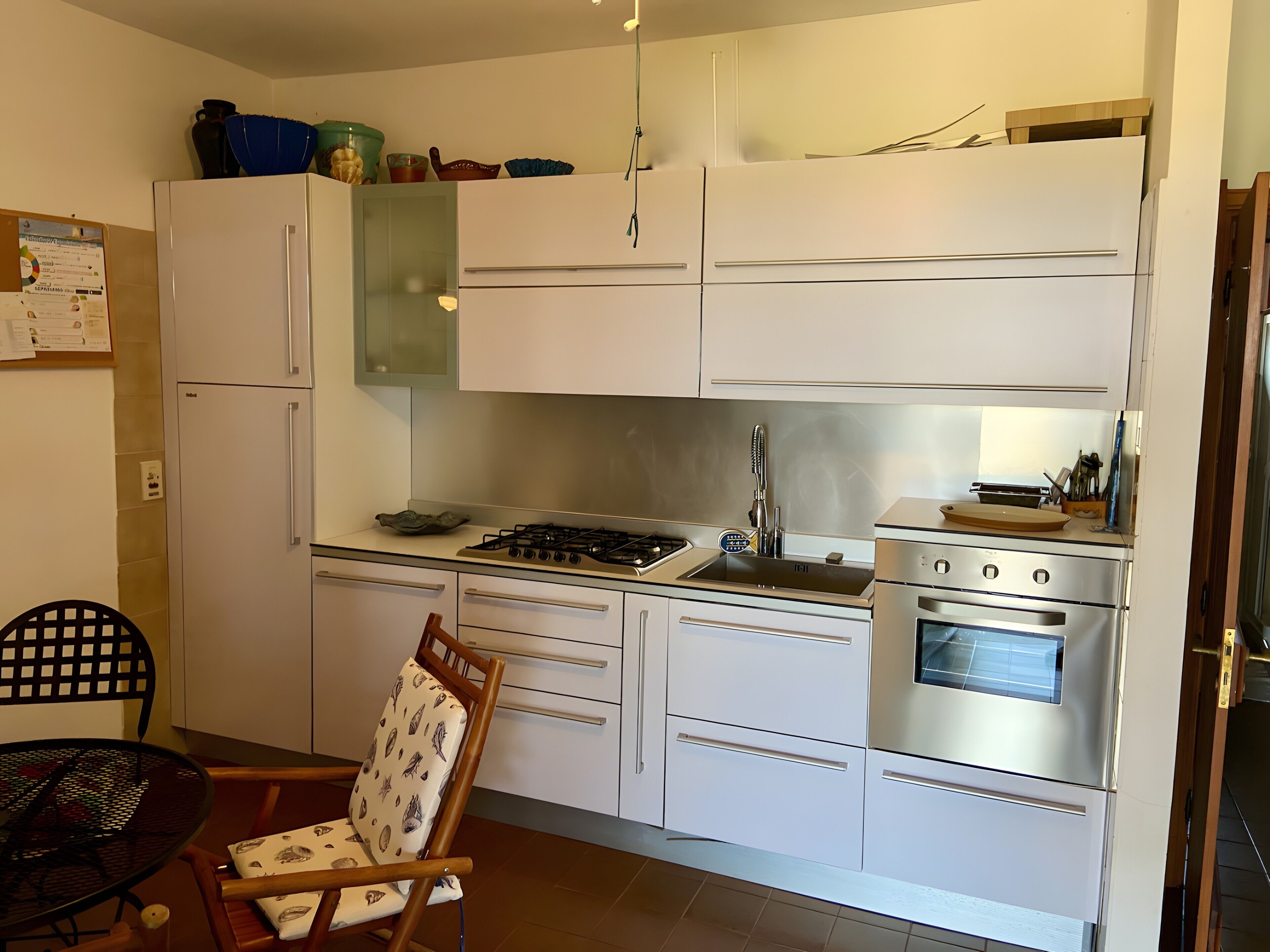 Kühlschrank, Ofen, Geschirrspüler, Wasserkocher mit Kaffee-/Teezubehör