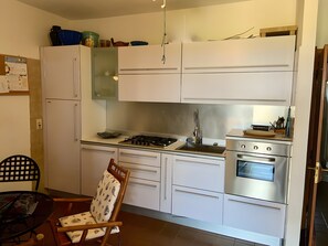 Réfrigérateur, four, lave-vaisselle, cafetière/bouilloire