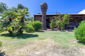 Property grounds - Holiday Home 'Casa 2 Punta Negra' with Sea View, Private Terrace and Air Conditioning (Stintino)