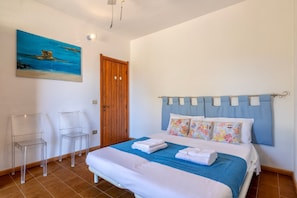 1 bedroom, bed sheets