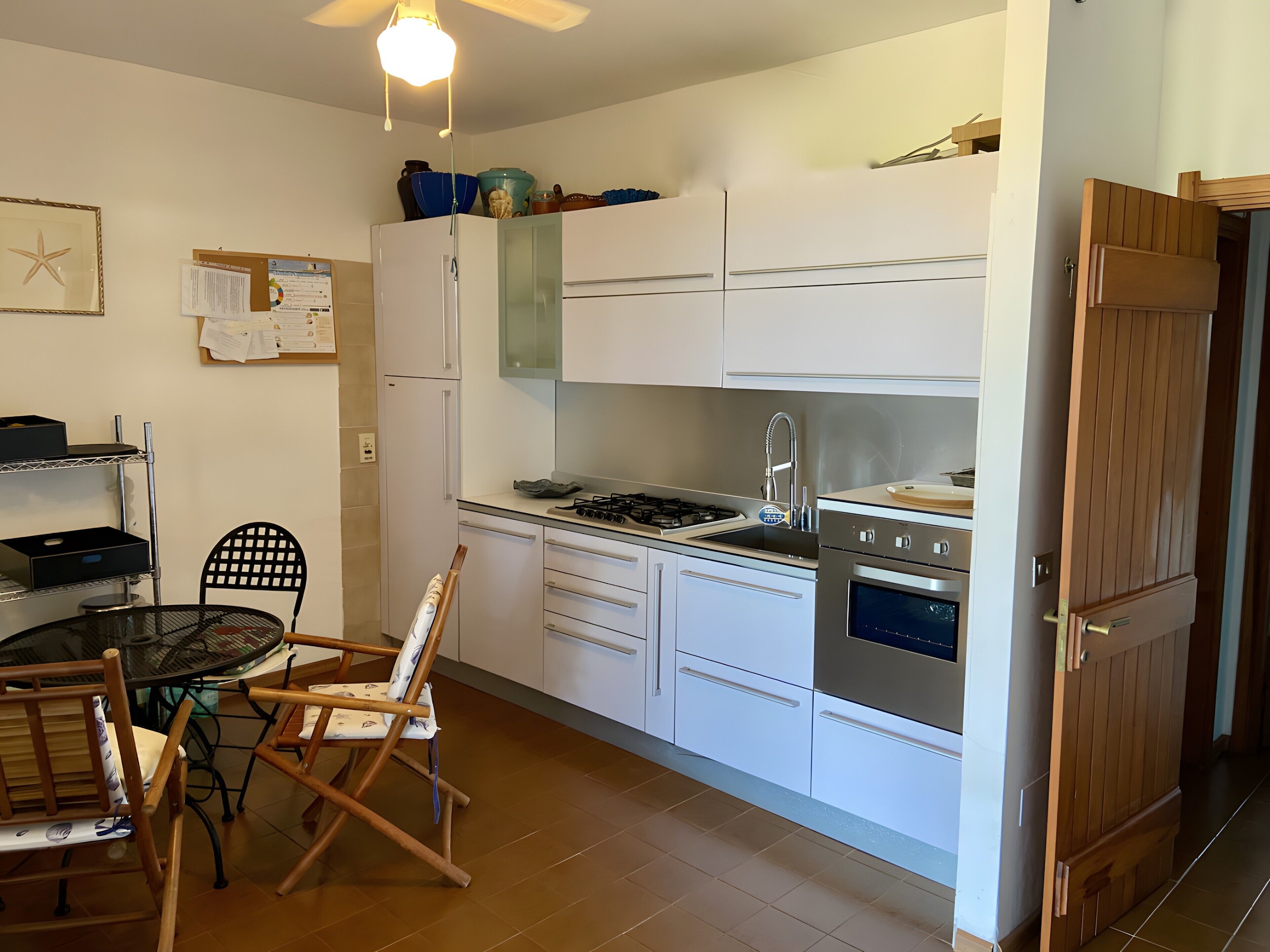 Kühlschrank, Ofen, Geschirrspüler, Wasserkocher mit Kaffee-/Teezubehör
