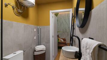 Een douche, een haardroger, handdoeken