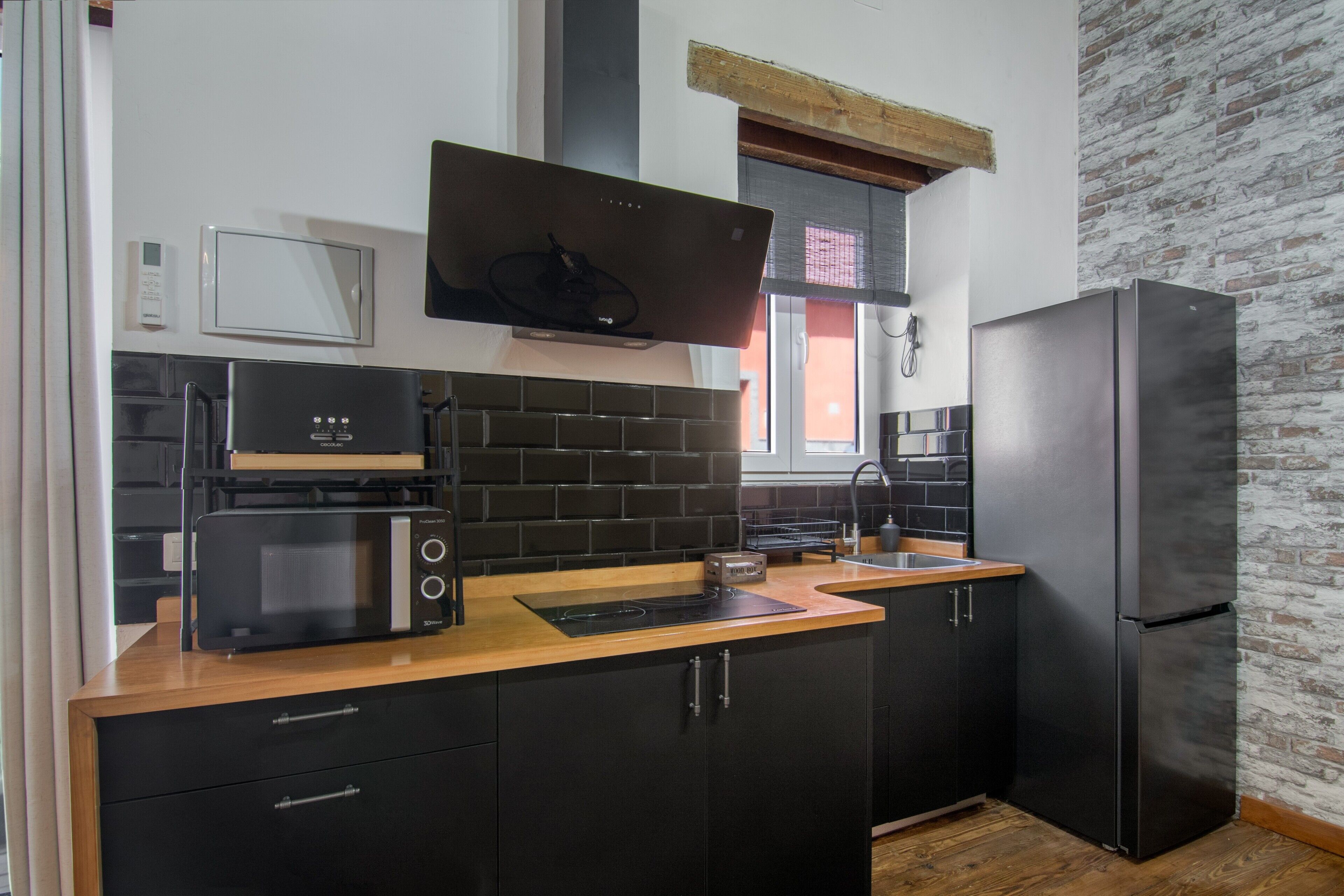 Refrigerador, microondas, horno y parrilla de estufa 