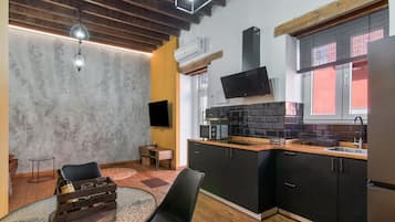 Een koelkast, een magnetron, een oven, een kookplaat