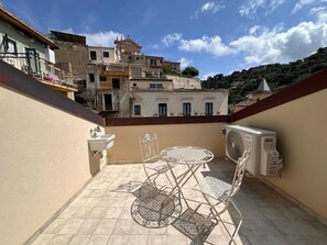 Outdoor dining - Room 'Lì' with Mountain View, Wi-Fi and Air Conditioning (Scicli)