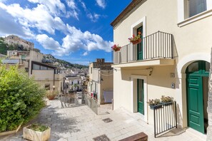 Exterior - Room 'Lì' with Mountain View, Wi-Fi and Air Conditioning (Scicli)