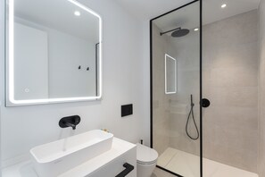 Dusj, hårføner og håndklær