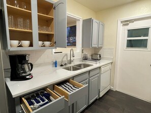 Mikrovågsugn, ugn, spishäll och diskmaskin